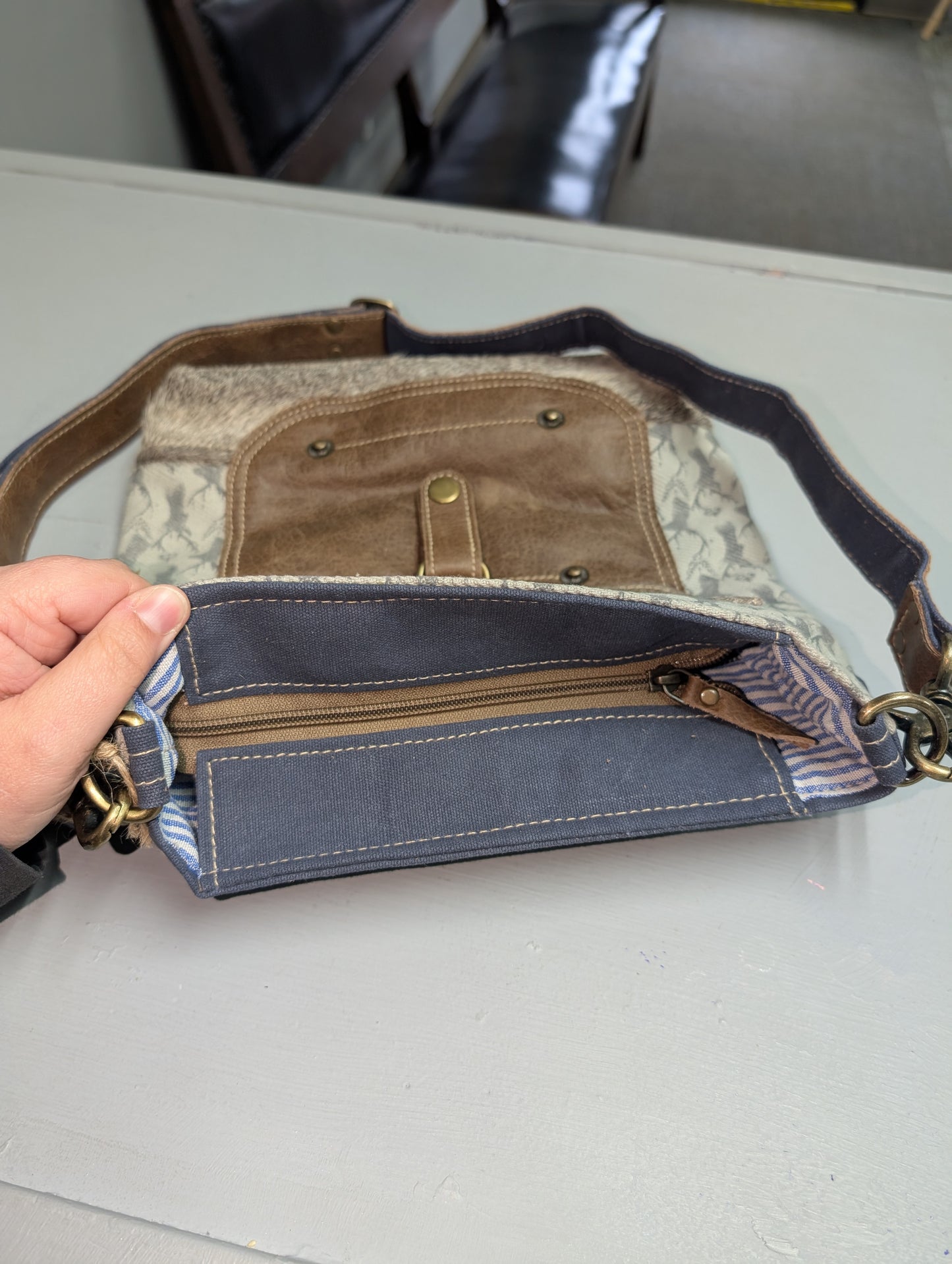 Deer print canvas shoulder bag with cowhide pocket