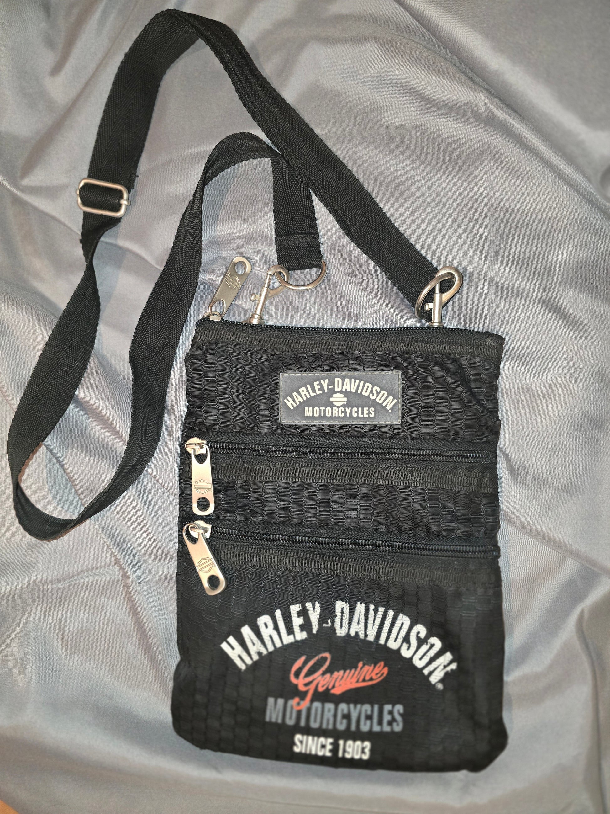 This Harley-Davidson Womens Tail of the Dragon Cross-Body Crossbody Sling Purse is the perfect accessory for any motorcycle lover. Despite some minor wear, it's in excellent condition and offered at a great price. Carry your essentials in style with this unique and affordable bag