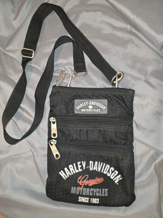 This Harley-Davidson Womens Tail of the Dragon Cross-Body Crossbody Sling Purse is the perfect accessory for any motorcycle lover. Despite some minor wear, it's in excellent condition and offered at a great price. Carry your essentials in style with this unique and affordable bag