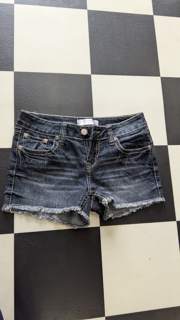 No Boundaries Women’s Dark Wash Denim Shorts Raw Hem – Size 5