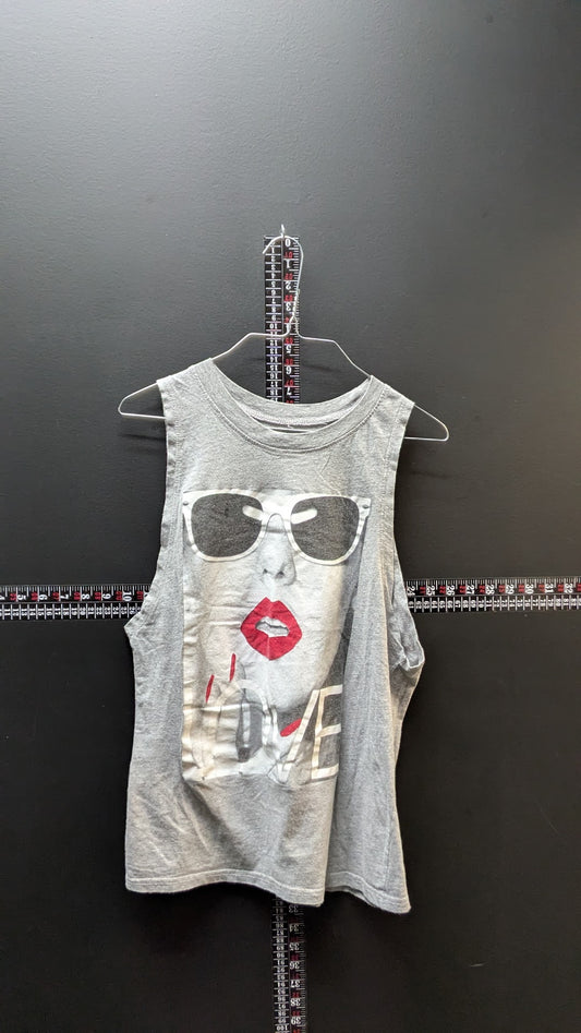 On Fire Women’s Graphic Tank Top XL Gray Sleeveless Lips Sunglasses Love Shirt