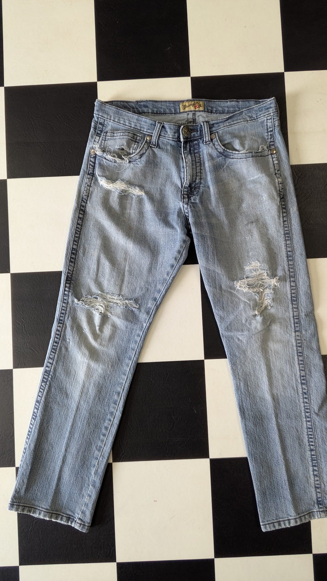 Wrangler Rock 47 Distressed Jeans Men’s Light Wash Y2K Grunge Western Denim