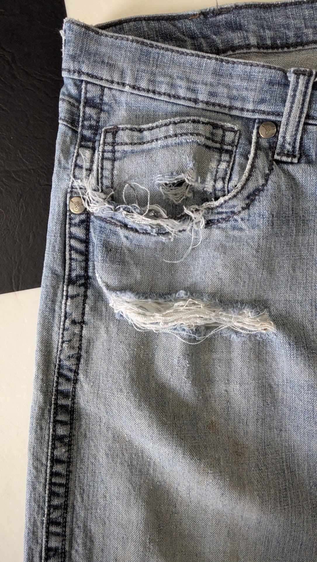 Wrangler Rock 47 Distressed Jeans Men’s Light Wash Y2K Grunge Western Denim