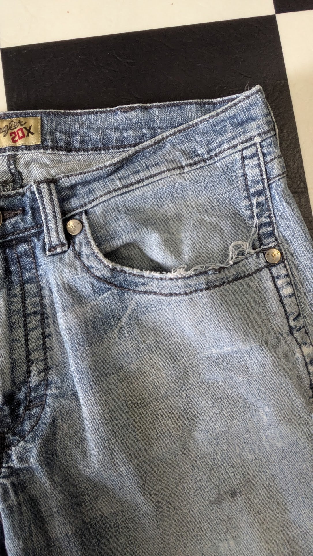 Wrangler Rock 47 Distressed Jeans Men’s Light Wash Y2K Grunge Western Denim