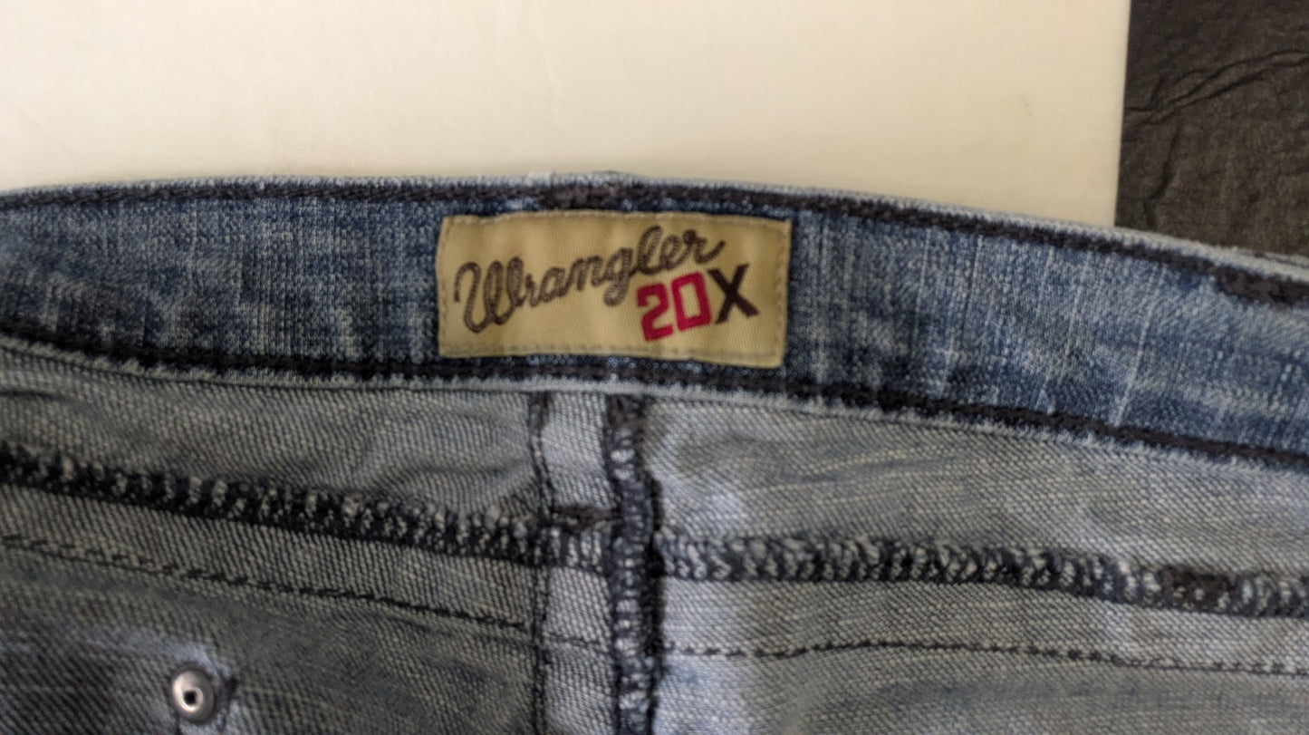 Wrangler Rock 47 Distressed Jeans Men’s Light Wash Y2K Grunge Western Denim