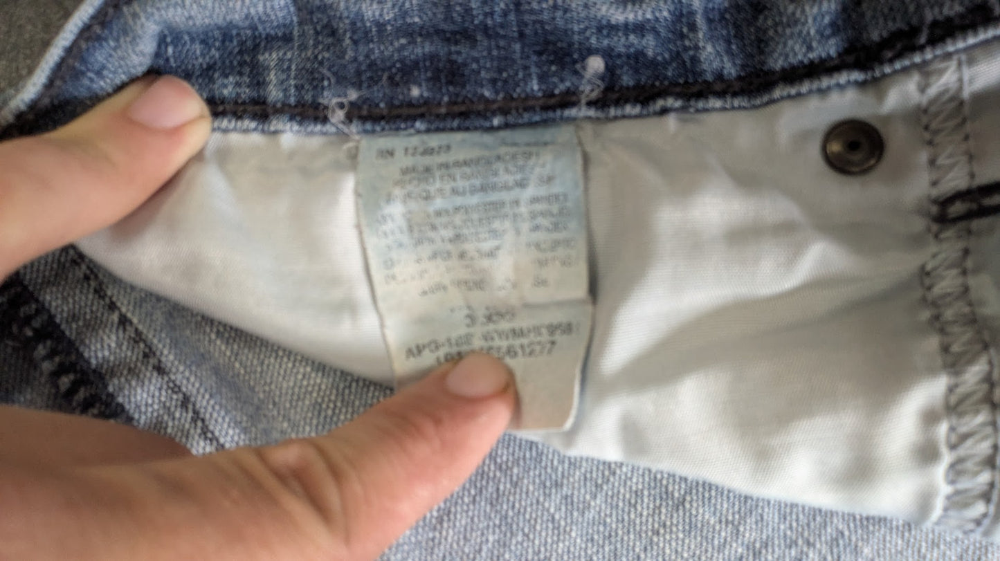 Wrangler Rock 47 Distressed Jeans Men’s Light Wash Y2K Grunge Western Denim