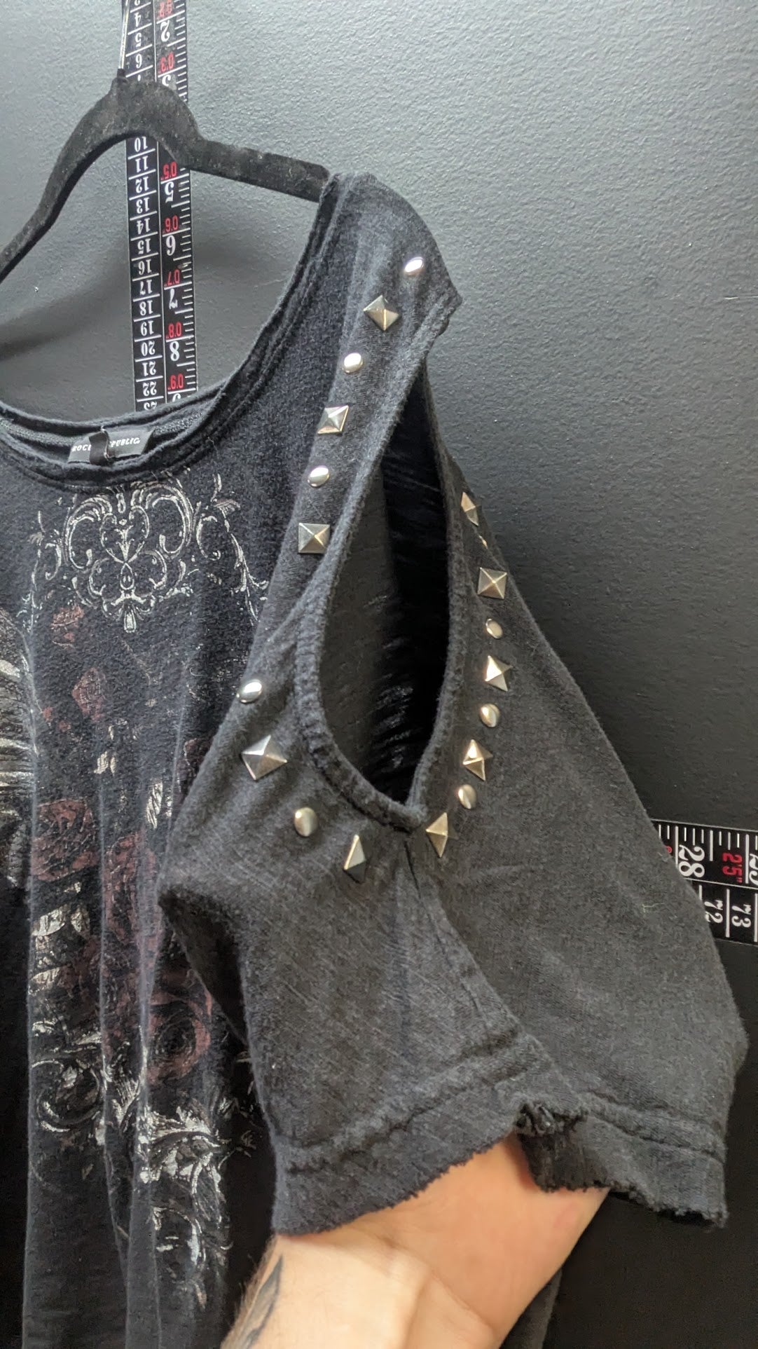 Rock & Republic Studded Cold Shoulder Top – Women's XL Black Floral Wings