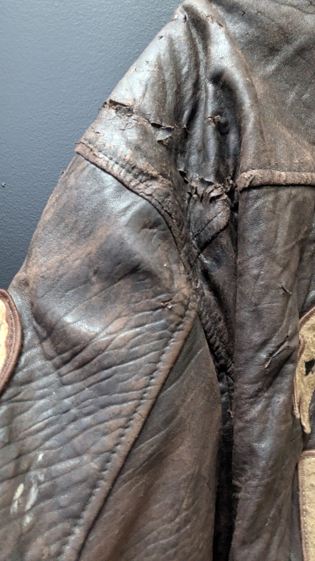 RARE VINTAGE 1994 DISNEY MICKEY MOUSE 449th FLYING ACES LEATHER JACKET - SIZE LARGE - THRASHED / AS-IS