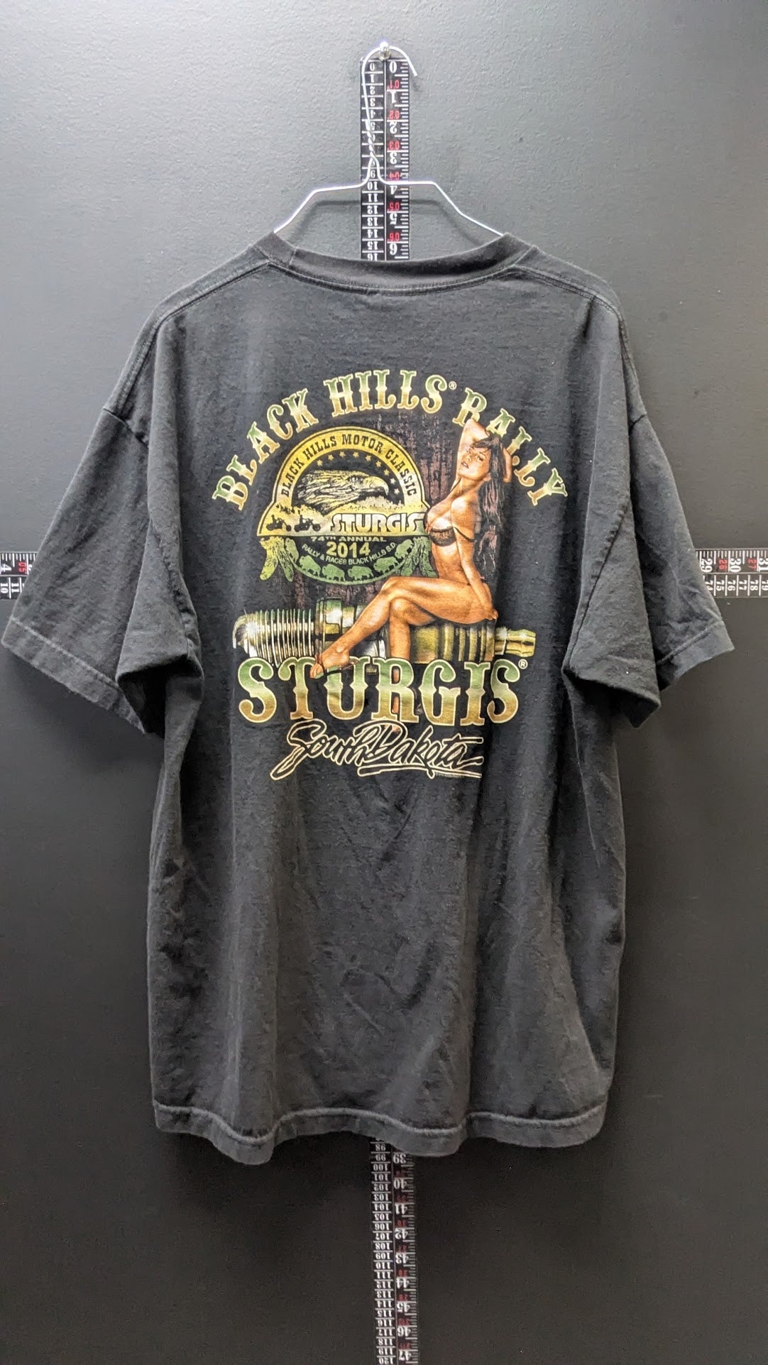 2014 Sturgis Black Hills Rally T-Shirt Men’s XL Pin Up Hot Leathers Motorcycle
