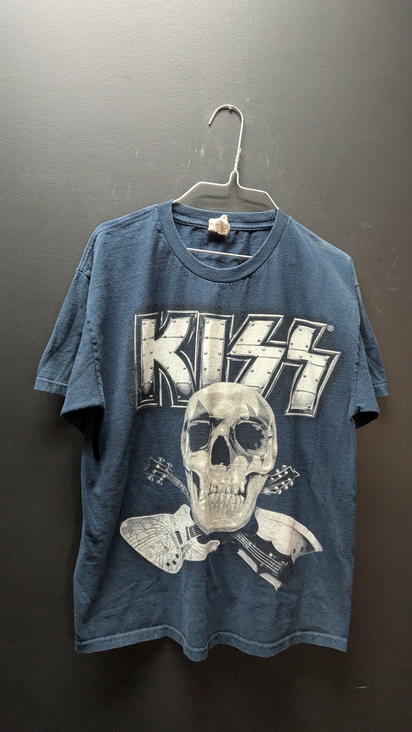 Kiss Tee